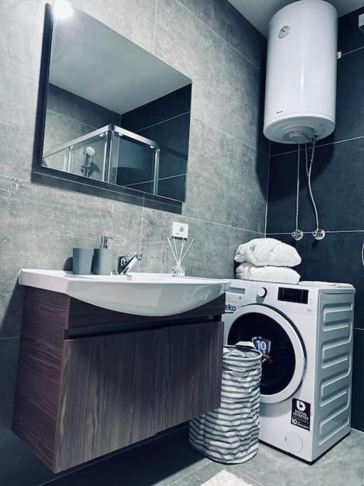 Priam Apartment Приштина Екстер'єр фото