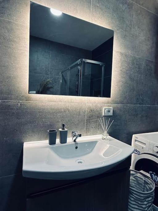 Priam Apartment Приштина Екстер'єр фото